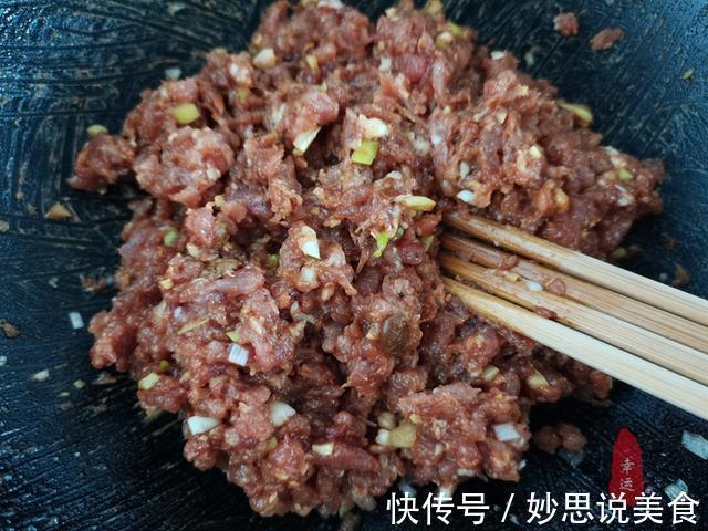 试试我这个馅料的包子，冬瓜粒粒分明，肉香味美让你食欲大开