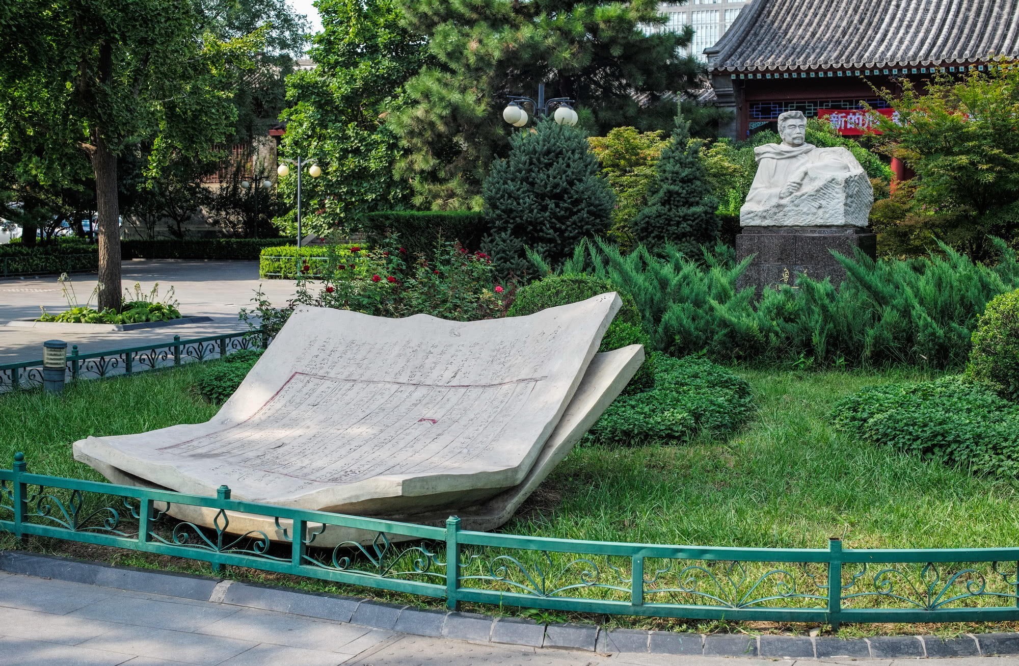 小巷|这小巷中两棵枣树有何神奇,众人争相参观,还引发百年争议