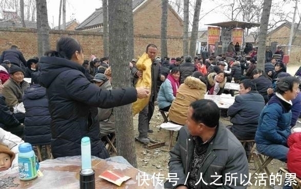 先辈!俗语:雨打棺十年酸,雨洒坟出贵人,出殡下葬遇下雨究竟好不好?