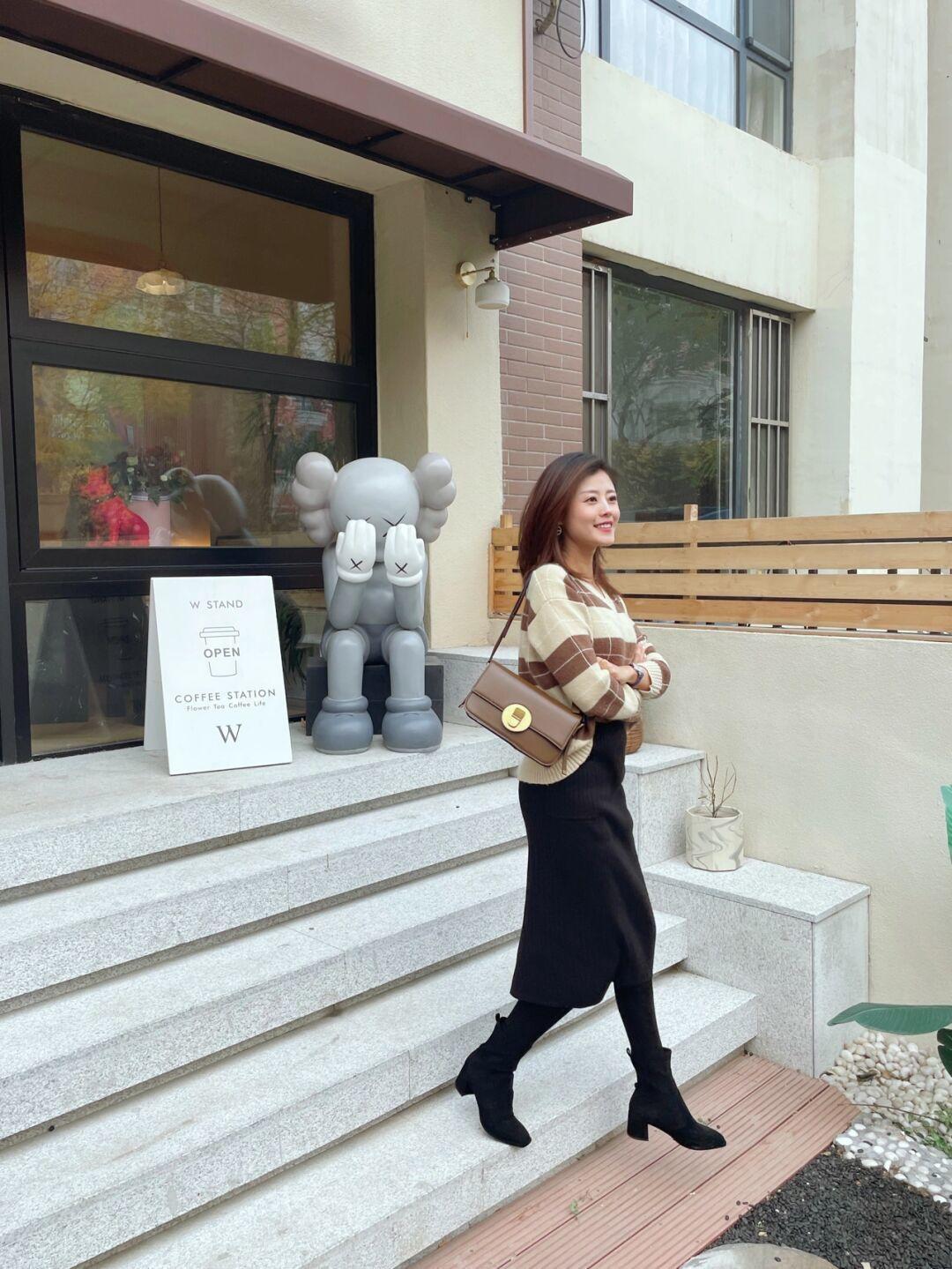 黑色|“毛衣+半裙”又火了,爱美女孩掌握写3个搭配技巧,个性又耐看!