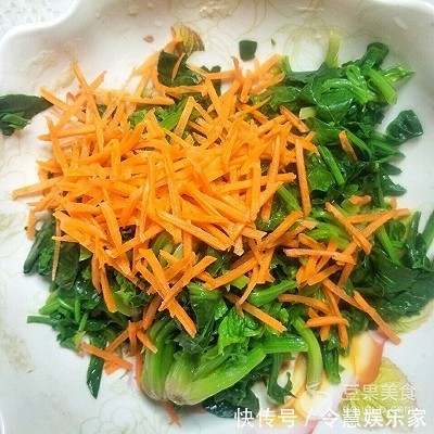 年味餐桌清新菜酸爽蒜香菠菜~