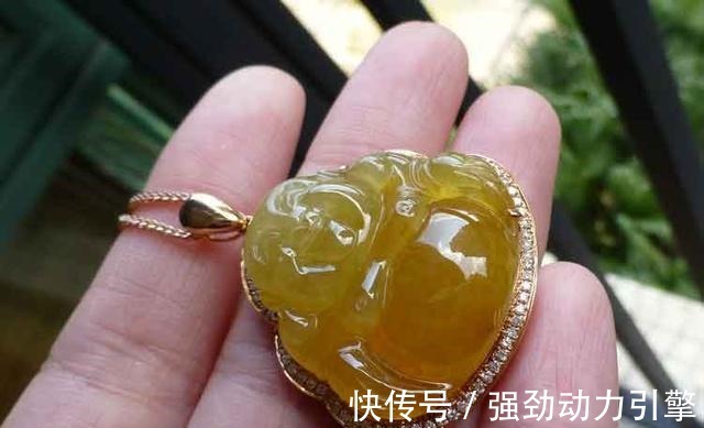 节日 一件名牌衣服的价格,可以买一个翡翠饰品,你会选择哪一个!