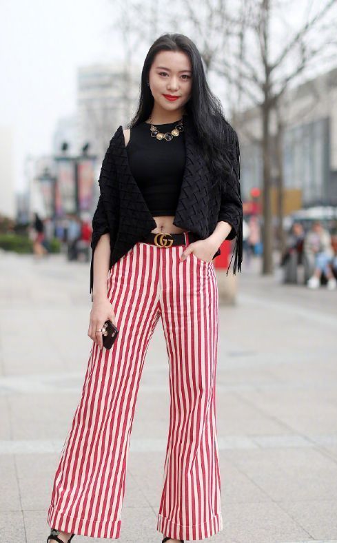 街拍:气质靓丽的时尚闺蜜,格子裤搭配柔美的白色短袖,很显活力