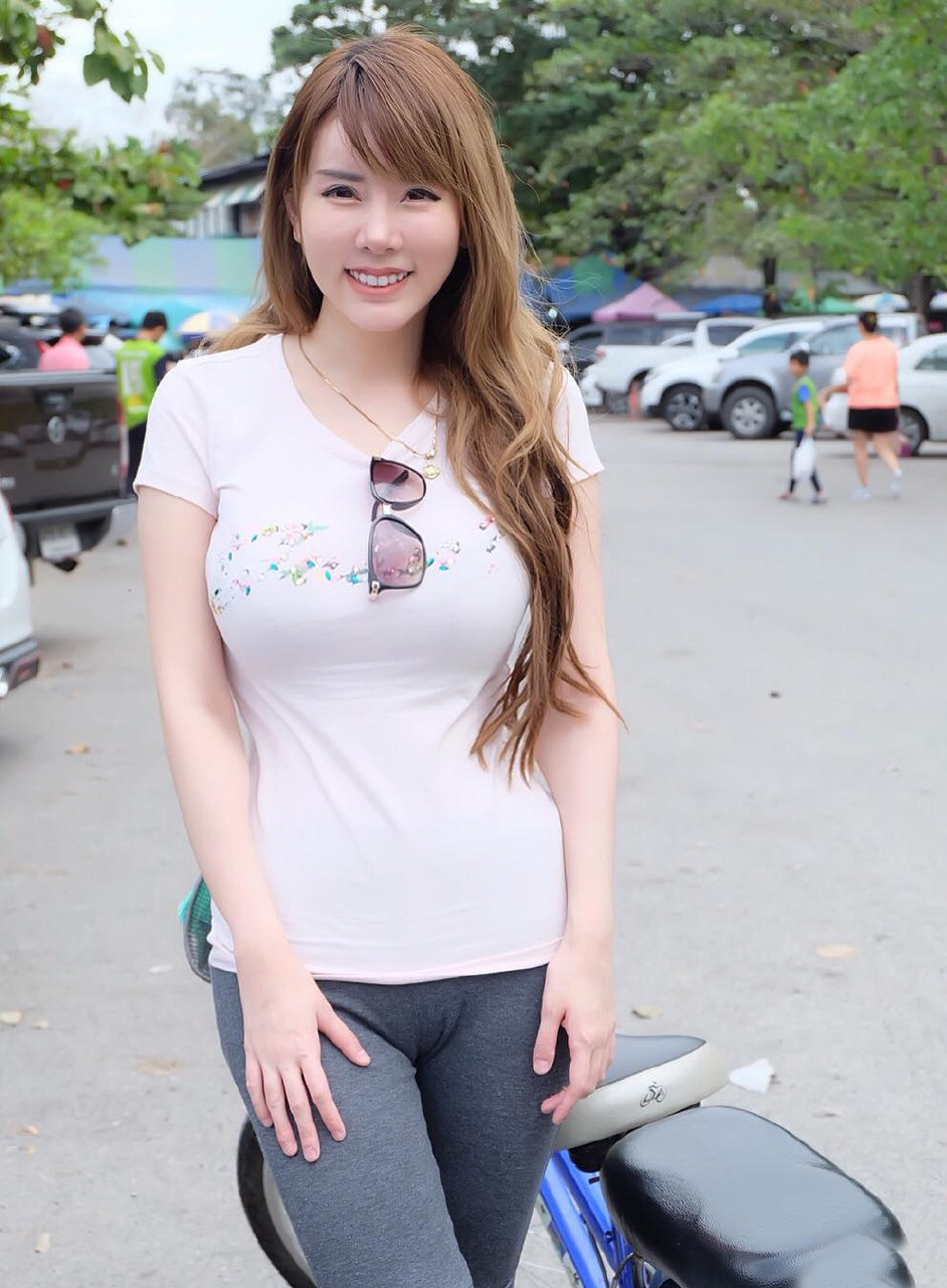 街拍：身材微胖的小姐姐，墨镜戴出了气质，波浪秀发很吸睛