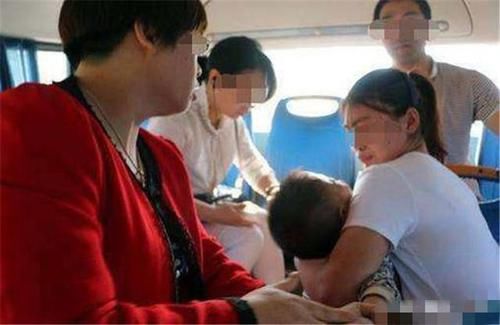 尴尬|一宝妈在公交车上给宝宝喂奶，旁边男子暖心的举动，被全车人夸赞