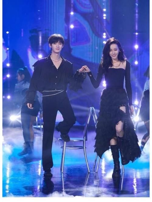 迪丽热巴|荣耀夫妇现身《快乐大本营》,迪丽热巴丁程鑫热舞好养眼