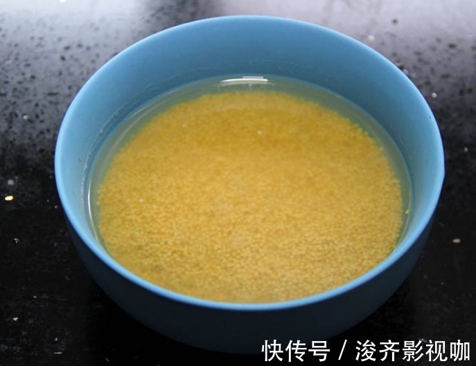 米油|小米粥，冷水下米还是水开下米很多人错，难怪不黏不香，没米油