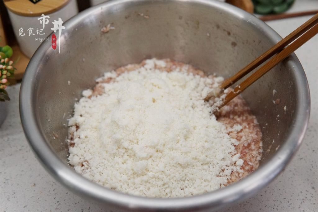 炸肉丸子时，切记“2用2不用”，丸子酥香松软，久放也不变硬