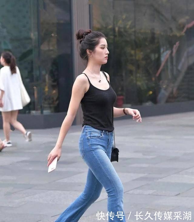 时尚|穿着非常随意,牛仔裤搭配t恤也可以性感漂亮,耐看