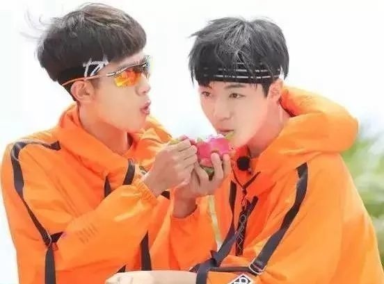 明星“吃水果”,赵丽颖暴露本性,千玺太重口味,她被批太做作!_样子