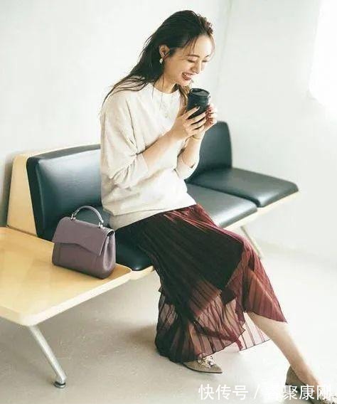 随性|卫衣+半裙=早秋最火混搭套路，时髦又有女人味