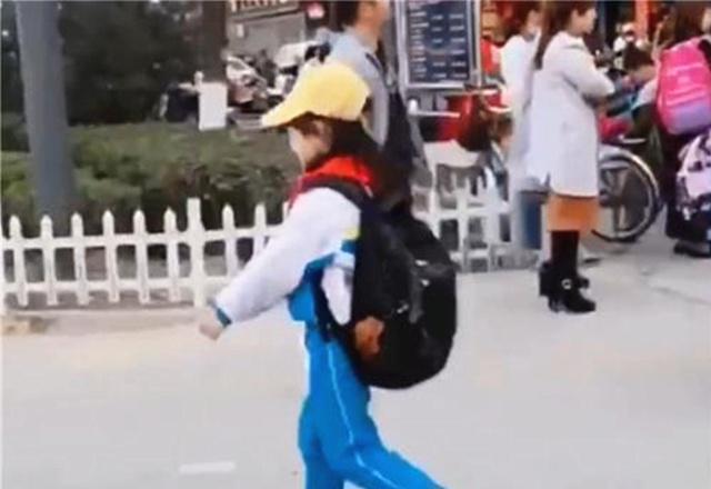 着装|爸爸穿工服接女儿放学,怕给孩子丢脸不敢上前,女儿的举动太暖了