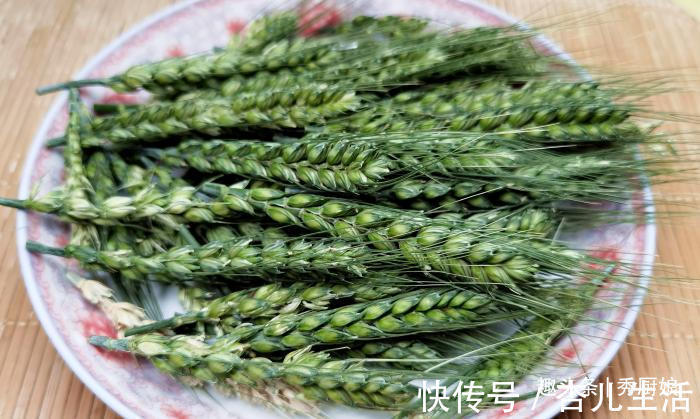 核桃|把麦穗放进锅里炒一炒,瞬间变美食,第一次见这种做法,长见识了