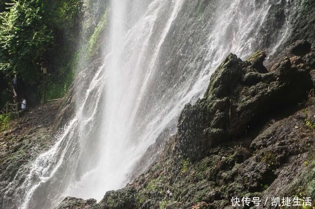 铁索桥|实拍我国最“惊险”的地缝景观，瀑布高100多米，比黄果树还壮观