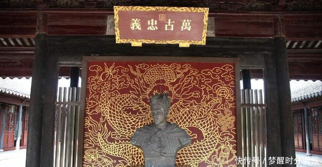 随即|他看到地面上的青草颜色不对，用热汤灌入，随即惨声四起！