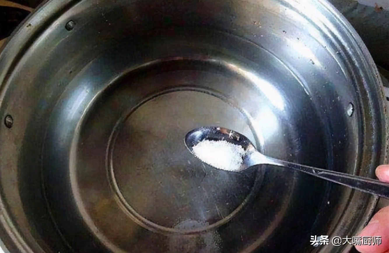 煮饺子要不要盖锅盖？什么时候盖？不懂的要看看，难怪总是煮破皮