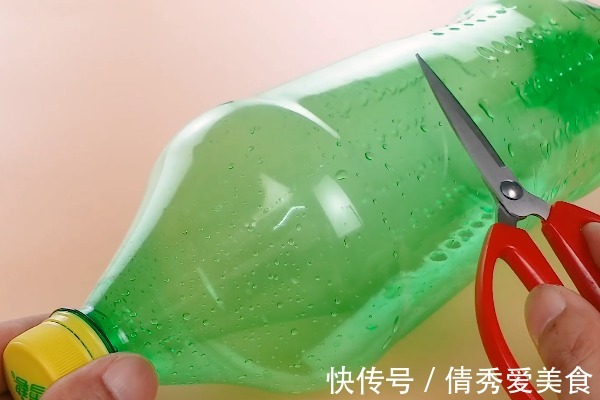 大号塑料瓶别扔了，中间剪一刀，穿一根绳子，做10个都不够用
