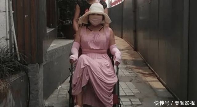 “粉红宝宝”:为了美13年整形200多次,现在只能坐在轮椅上