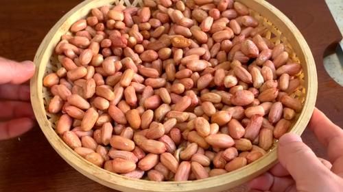 炸花生米时，直接下锅是不对的！多加一步，花生米更酥脆还不返潮