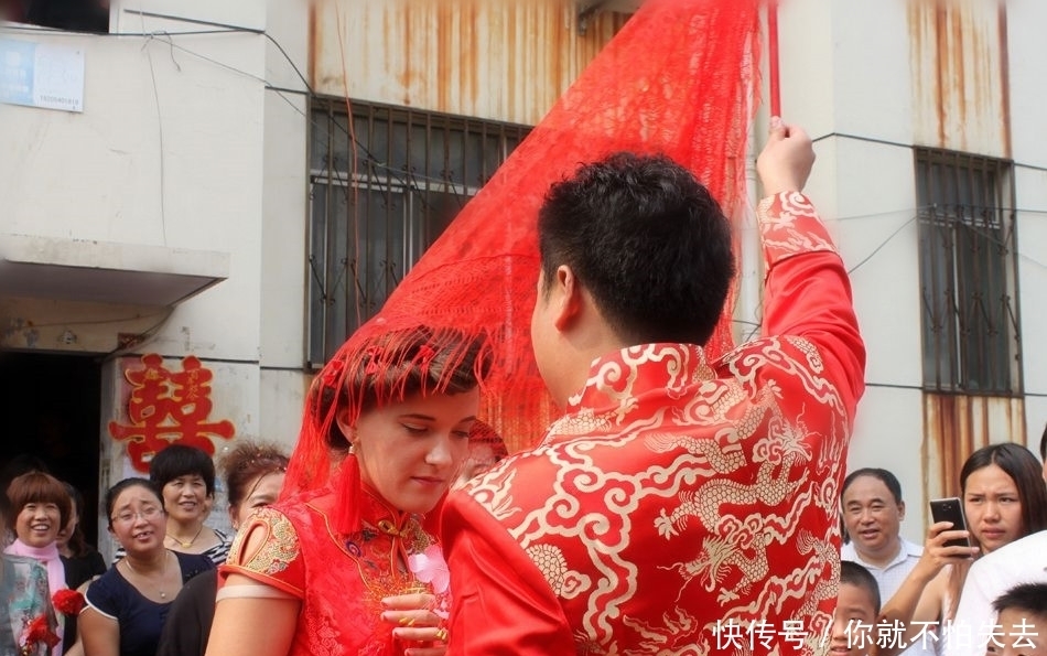 新娘|外国女子嫁到中国,婚礼现场只能用手势和亲戚交流,穿旗袍很漂亮