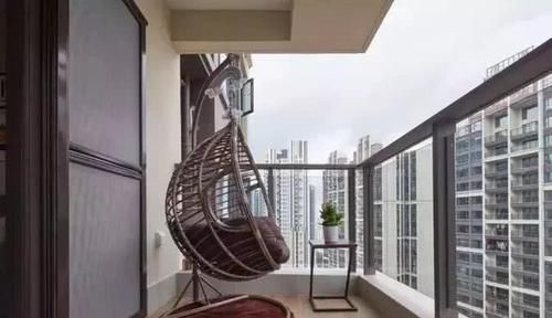 白色谷仓门|88㎡小蜗居！装出三室两厅的效果，衣帽间阳台真棒