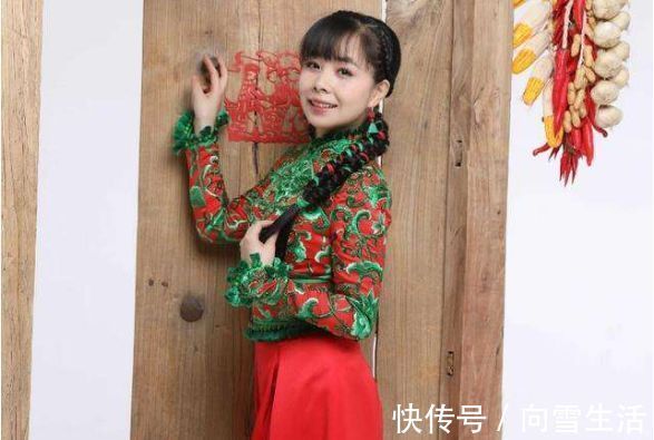 她上过《星光大道》,回老家却毫无架子,下地干农活、放牛成日常