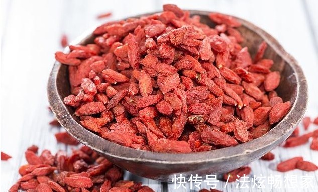 睡眠质量|男人睡前生吃几粒枸杞，一段时间后，三个好处可能“不约而至”！