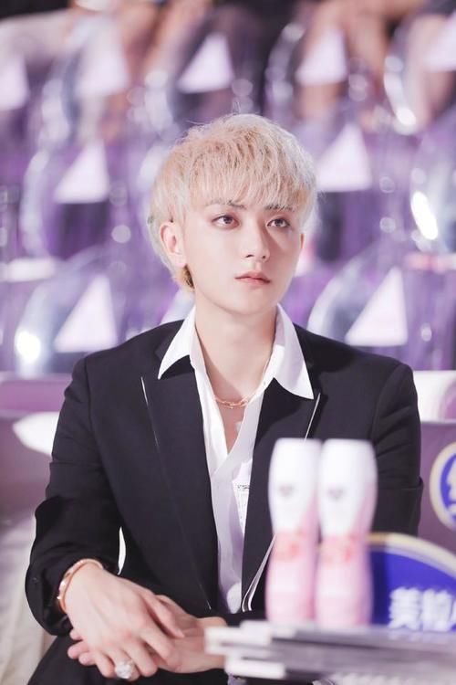 黄子韬刚磕完cp,转眼就拆了自己的cp,两句话澄清徐艺洋恋情