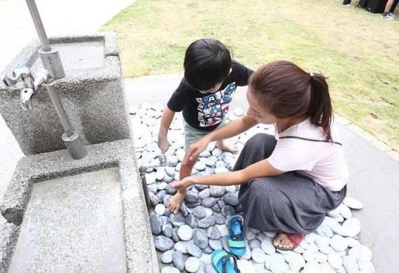 宝妈|小姨带娃的路子有多野看完这几张图，网友这届小姨跟宝宝有仇