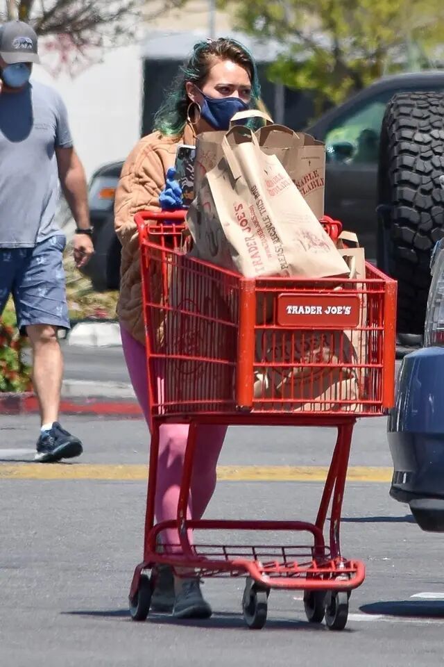 夹克|希拉里·达夫购物,夹克内搭紧身衣,染绿头发很吸睛