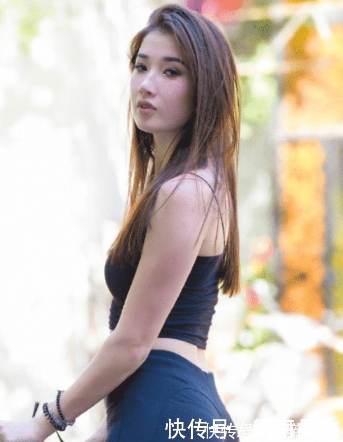 热爱运动 骑单车的小姐姐,一身黑色休闲装,又美又飒