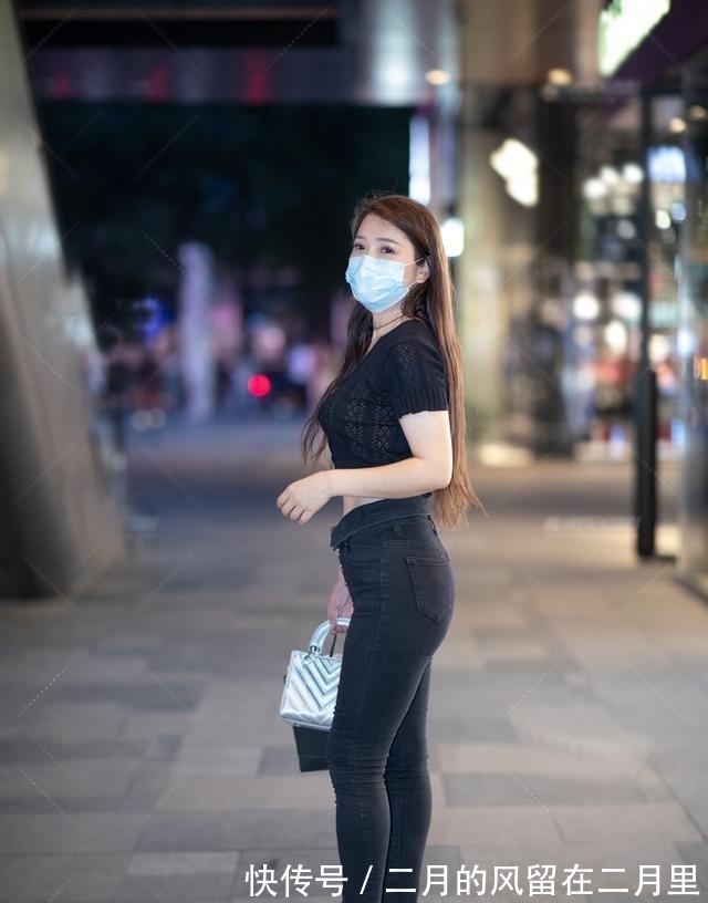 气韵|夏季穿搭新主张,黑色短款开衫配黑牛仔裤,清凉显瘦成熟有气韵