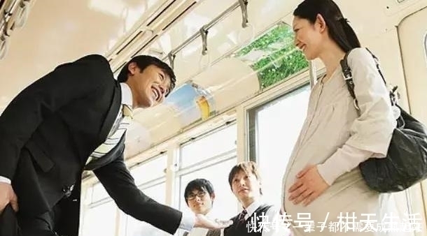 孕妈|大妈公交上逼孕妇让座,咒骂“孩子早晚会掉”,孕妈的反击很解气