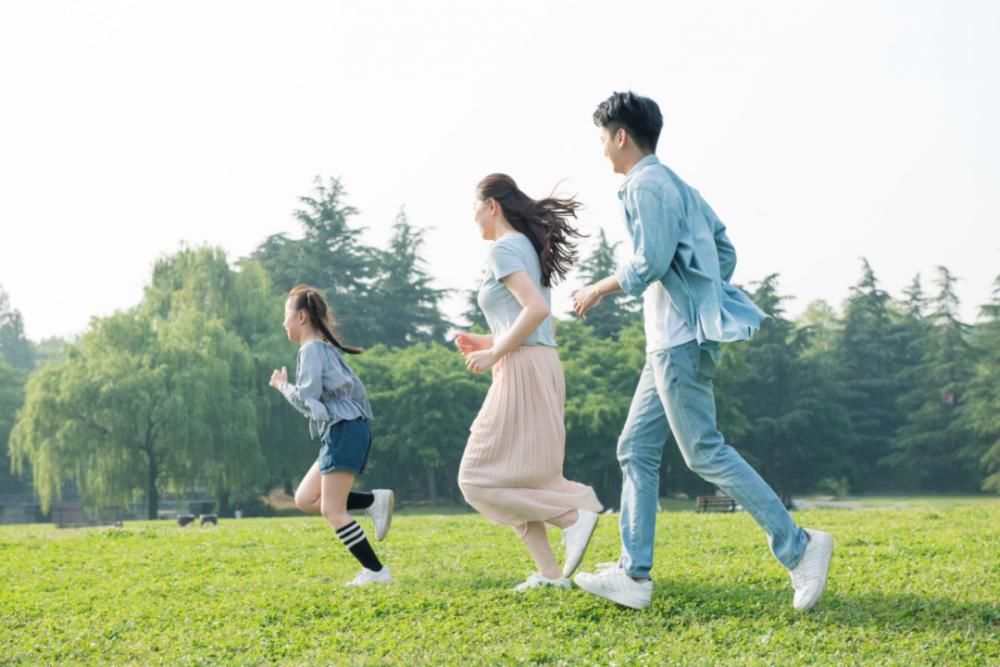 作秀|爸爸赤脚下水捞玻璃渣,到底是作秀还真的在教育孩子?