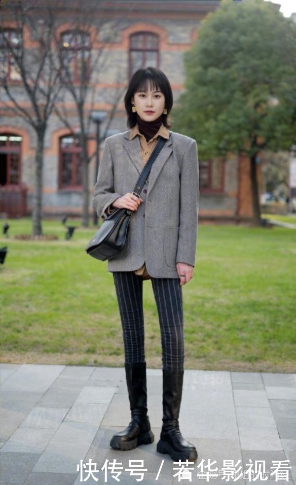 过膝靴也该收一收了,今年流行:紧身裤+中筒靴,拯救小粗腿