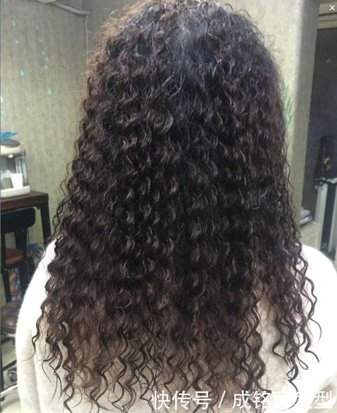 五六十岁女人不适合烫羊毛卷？三个细节搞明白，七八十岁都可以烫