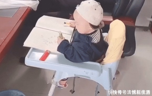 宝宝们|“小秘书宝宝”为姥爷当助手,雇佣婴儿就算了,还要时不时亲一下