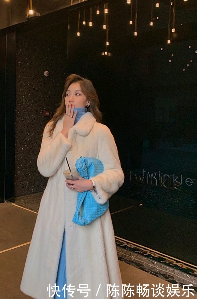 来凹造型|“雾霾蓝”已经过时了!冬天流行“奶油蓝色”毛衣,让你白得发亮