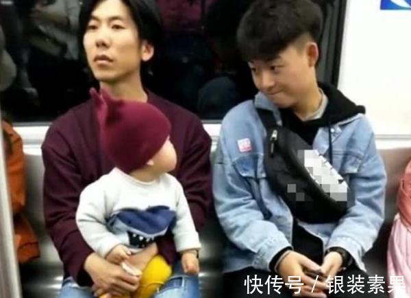 奶爸|“痴情宝宝”地铁上撩小哥哥火了,奶爸看啥呢亲爹在这呢!