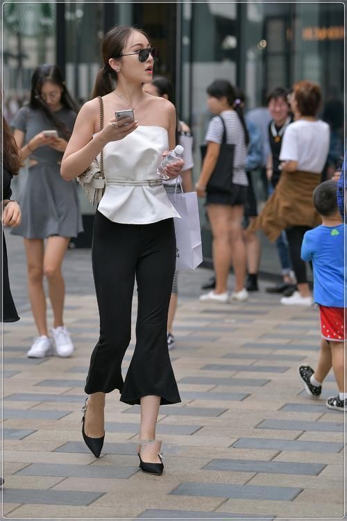 抹胸|街拍美女：白色抹胸上衣搭配黑色喇叭裤，青春时尚，精致减龄