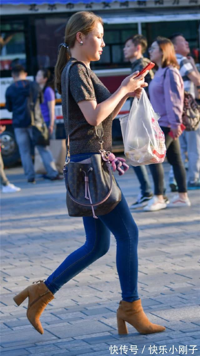 小姐姐 打底裤搭配吊带背心,简洁大方显你优雅的身姿,散发出休闲