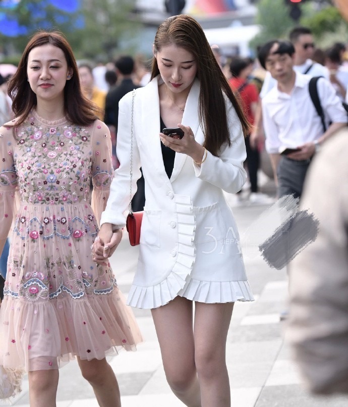 雨云 姑娘,穿裙就别穿运动鞋了,实在不行就穿双平底鞋呗