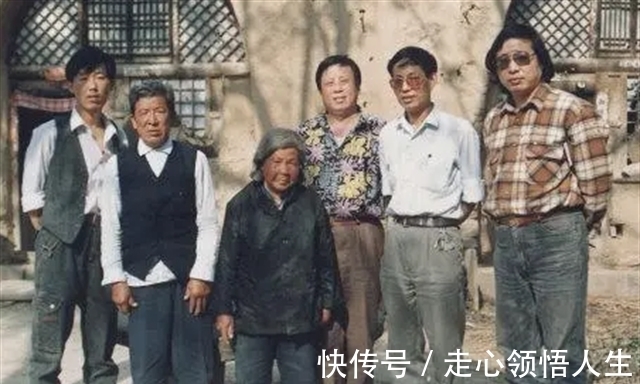 作家&作家路遥墓地:病危时妻子执意离婚,坟冢后侧13个字令人感动不已