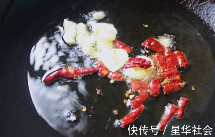 食欲|又到了吃空心菜的最佳季节，炒出来脆嫩爽口不发黑，很有食欲