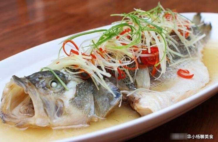 蒸鲈鱼时,怎样保持原汁原味呢?来学学这道菜吧!
