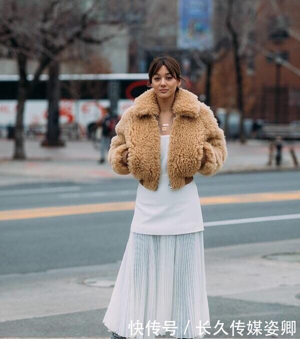 时尚|冬季摇粒绒外套不好穿?不急与靴子搭配起来,简单时尚又洋气