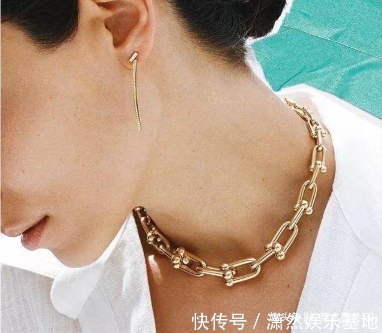女人戴“手镯”还是“手表”好看?三个理由告诉你,戴错很尴尬!