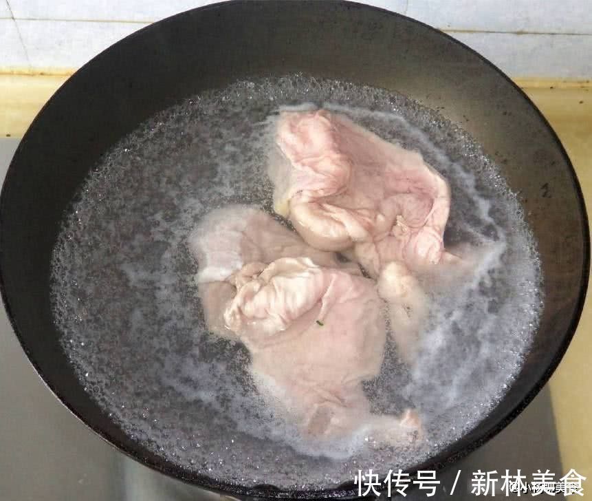 爆炒猪肚又老又柴?大厨透漏:掌握3个小技巧,猪肚又脆又入味!