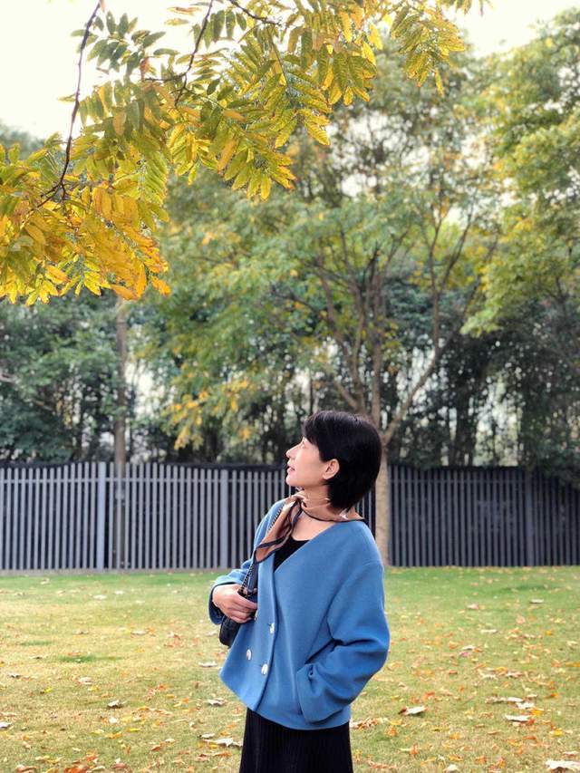 外套|40岁也能穿出高级感,蓝色外套搭配半身裙,最体面的中年女性穿搭