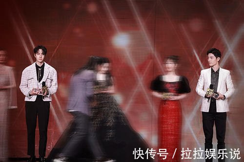 王一博|零互动？肖战王一博台上偷互瞄下台悄悄注视，虾姐表现更显高素质